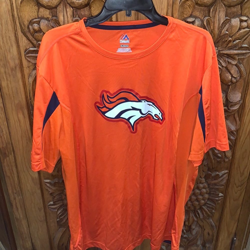 EUC Majestic XL Denver Broncos athletic t shirt